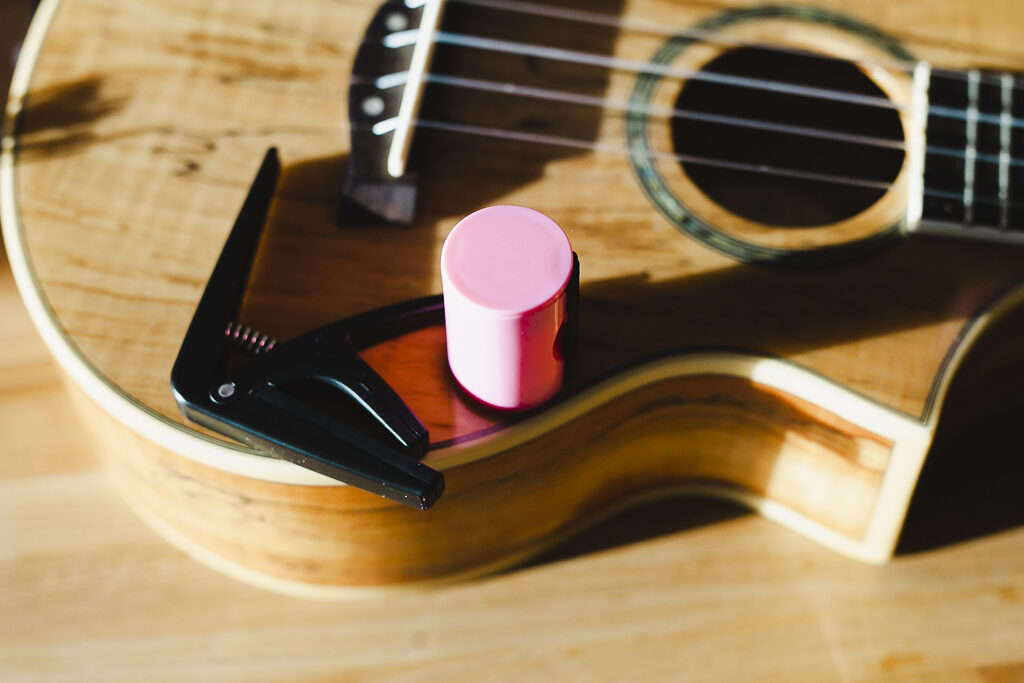 Finger-sized shaker in various colors